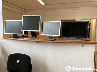 Photo Lot de 5 écrans + claviers